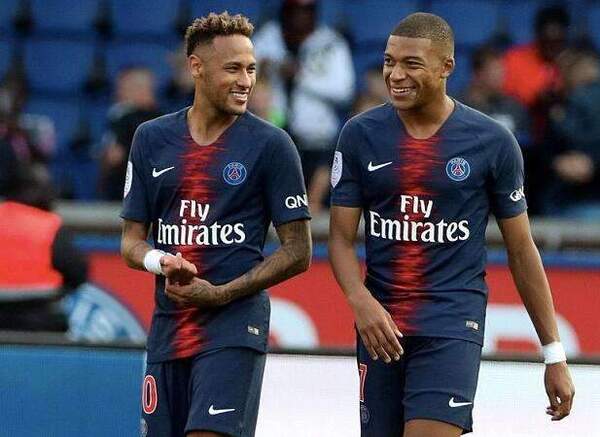 他在球馆中 他在球馆中